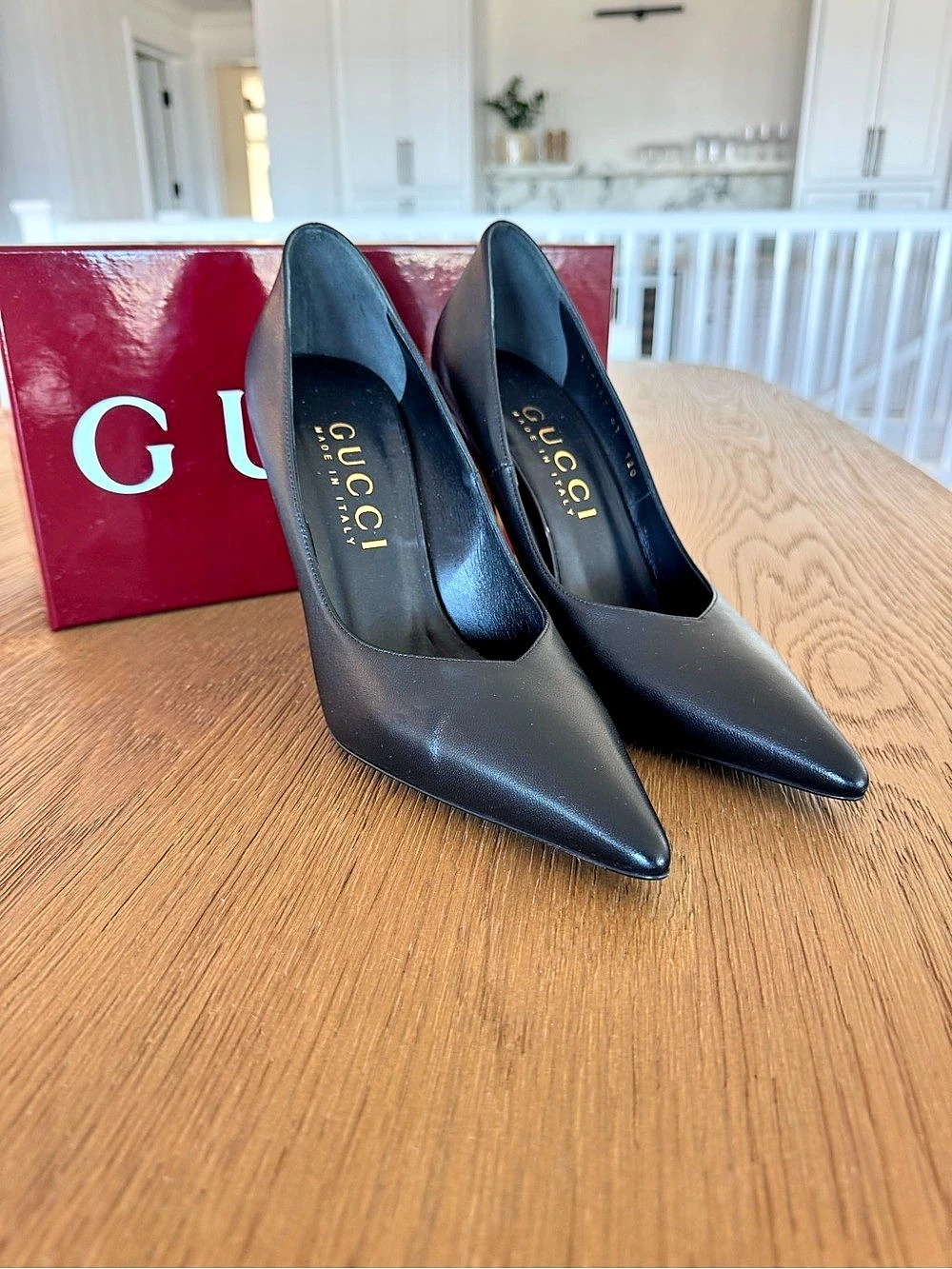Gucci Women’s Bombshell Pump Black Leather Gold Heel Size 41